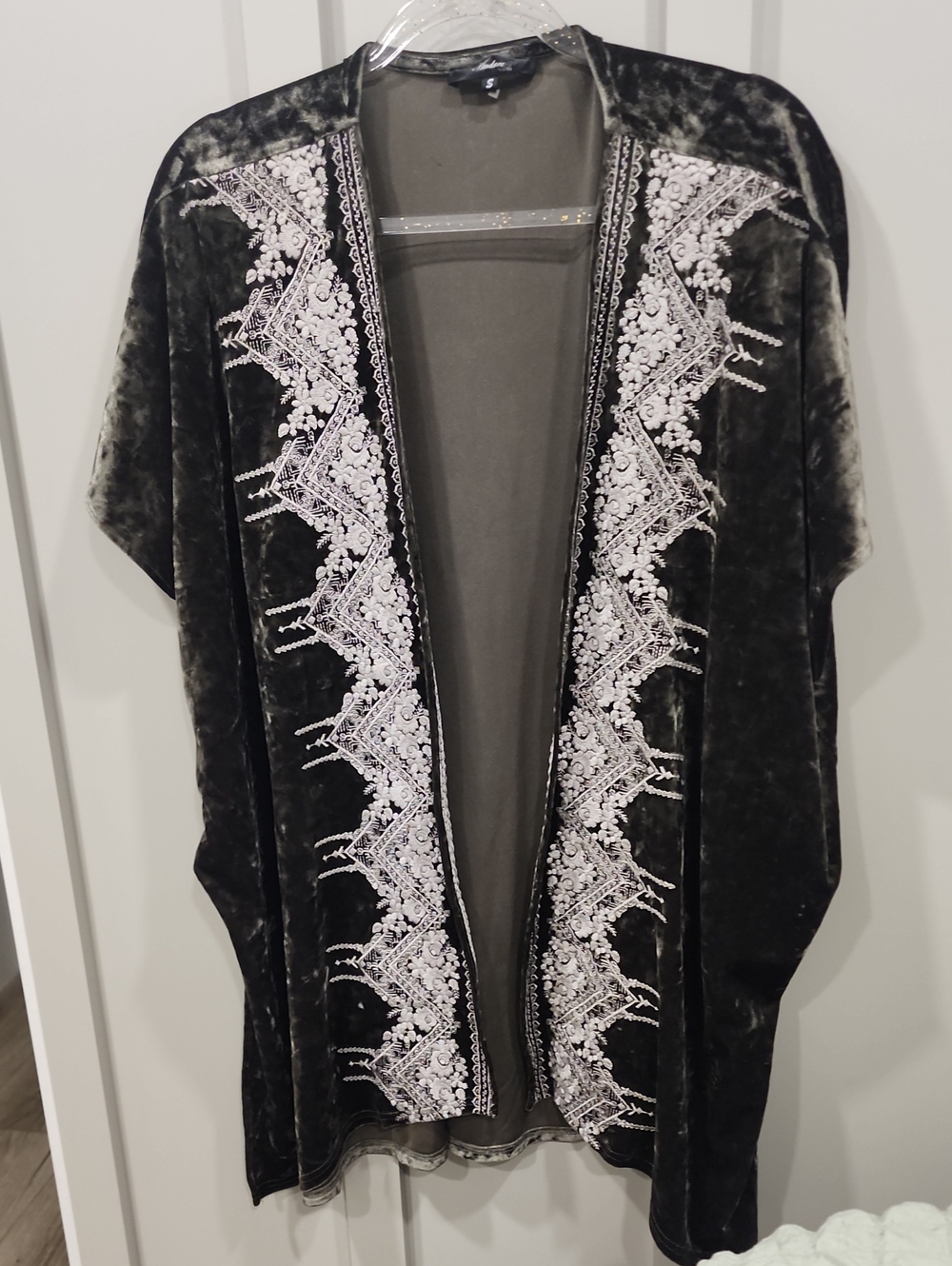 ANDREE BY UNIT Green Velvet Open Kimono with White Lace Embroidery